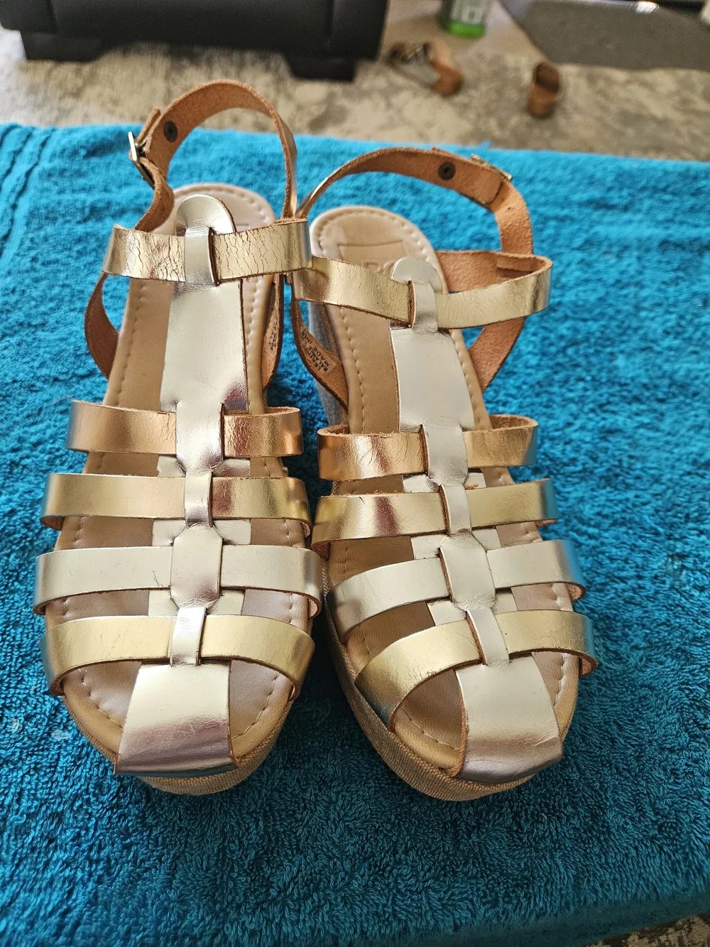 Womens Metallic Strappy Wedge Sandals - Gold